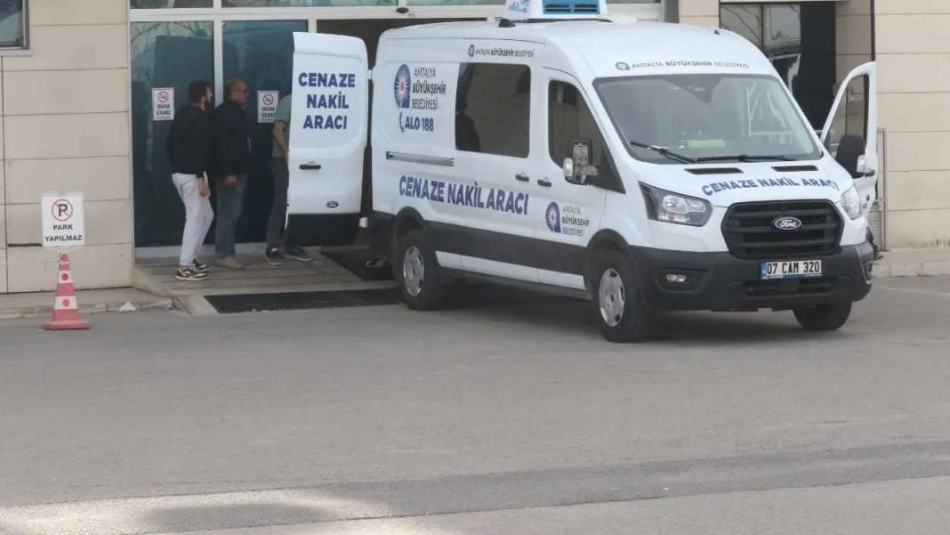 Antalya’da Aile Katliamı Zanlısı Polis Adliyede Sessiz Kaldı! 6